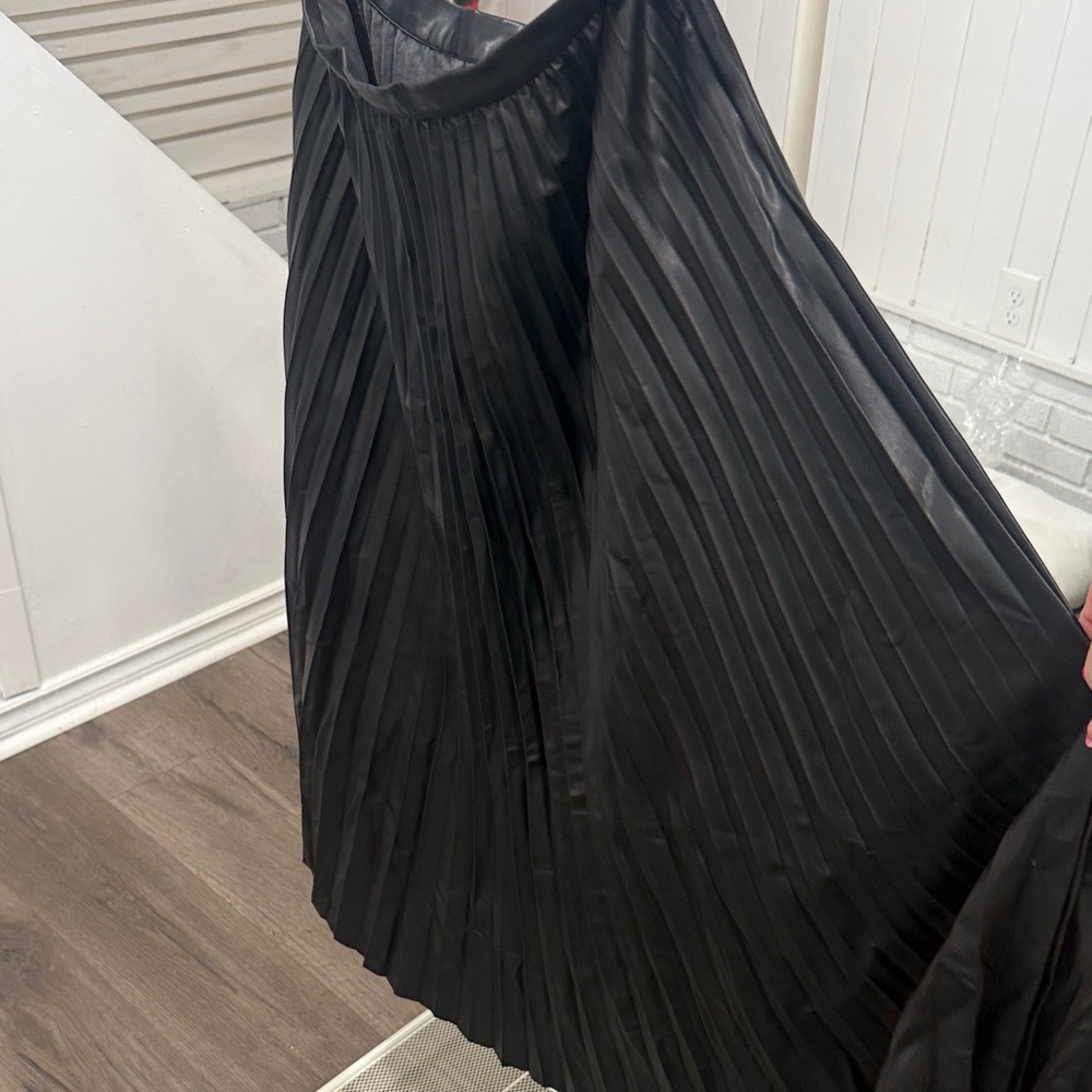 Elegant Black Pleated pleather Skirt